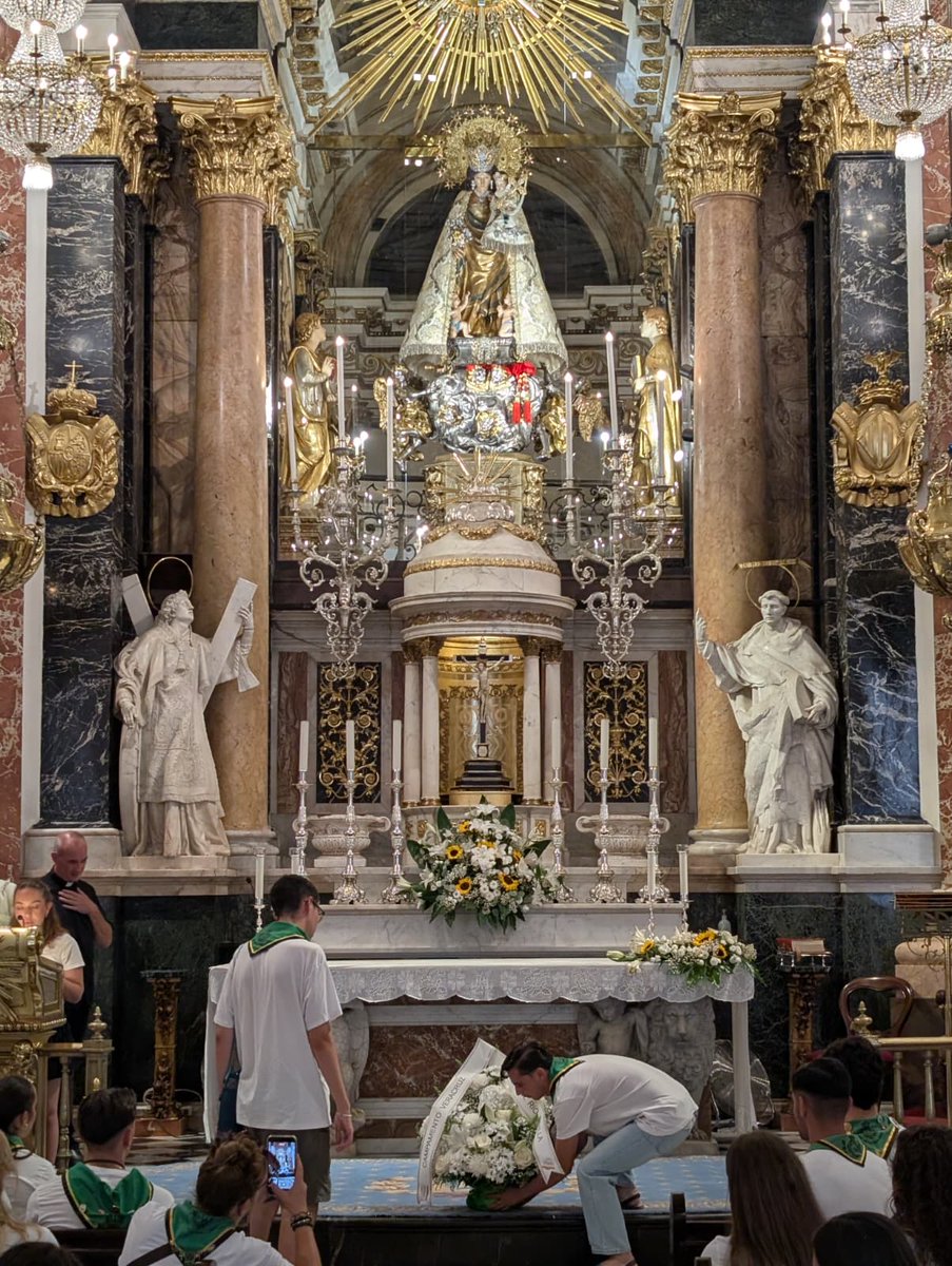 SoyDeLaVeraCruz's tweet photo. La Eucaristía que hoy celebramos es el centro de nuestra vida cristiana. Ha sido oficiada por el Rvdo. P. S. D. Álvaro Almenar, vicerrector de la Basílica de la Virgen de los Desamparados y canónigo celador del Santo Cáliz de la Catedral de Valencia. En ella el Señor nos reúne como hermanos, nos invita a sentarnos a su mesa y a escuchar la Palabra de Dios, que nos recuerda que el Señor nunca abandona a quienes confían en Él y nos anima a seguir adelante con esperanza.

Al terminar esta celebración, nos hemos acercado también a Nuestra Señora de los Desamparados, patrona de Valencia, para ofrecerle nuestro campamento, nuestras familias y todo lo que llevamos en el corazón, confiando en su protección de Madre.
Saludamos con cariño a todos los fieles de Valencia que hoy han compartido con nosotros esta Eucaristía. Y ahora, como familia de la Vera-Cruz, unidos a esta comunidad cristiana que hoy nos acoge, abramos nuestro corazón y dispongámonos con alegría a comenzar esta celebración.
