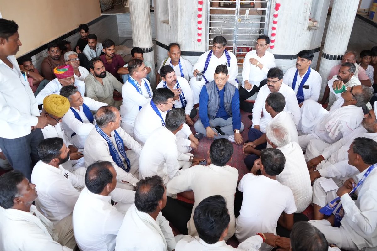 ramjigautambsp's tweet photo. आज BSP का प्रतिनिधि मण्डल नागौर के डांगावास में अपनों के बीच जाकर 2015 में हुए दलित नरसंहार में मृतक परिवारों से मिलकर घटना की जानकारी ली.किसी माँ ने अपनी आँखों के सामने अपने बेटे को खोया और किसी बेटी ने अपने पिता को किसी ने भाई.आज वह बेटी 12साल की हो गयी.लेकिन न्याय नहीं मिला. https://t.co/oiU0XpAiUN