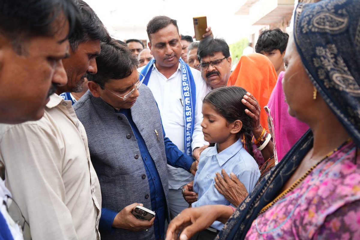 ramjigautambsp's tweet photo. आज BSP का प्रतिनिधि मण्डल नागौर के डांगावास में अपनों के बीच जाकर 2015 में हुए दलित नरसंहार में मृतक परिवारों से मिलकर घटना की जानकारी ली.किसी माँ ने अपनी आँखों के सामने अपने बेटे को खोया और किसी बेटी ने अपने पिता को किसी ने भाई.आज वह बेटी 12साल की हो गयी.लेकिन न्याय नहीं मिला. https://t.co/oiU0XpAiUN