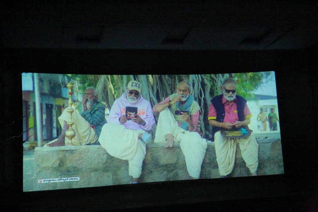 katariya91200's tweet photo. Dialogues chala simple ga rasaru.
Kaani meaning depth undi Scenes lo realism penchindi.
#Pallaburusu #Pallaburusuintheatres https://t.co/QW24HZcrVv