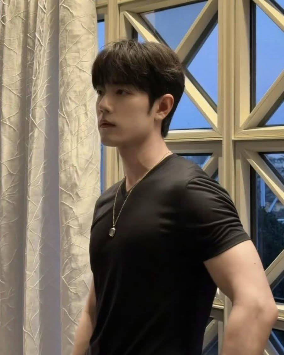 zaiinzam's tweet photo. “จะไปจริงๆหรอครับ”

“ … ”

“ไม่รักกันแล้วหรอ”

“ … ”

“พี่พูดอะไรหน่อยได้ไหม สักนิดก็ได้ ผมเสียใจอยู่นะ”

“เหนื่อยรึป่าว”

“ ? ”

“กับเรื่องของเรา เหนื่อยมั้ย”

“ไม่เหนื่อย ผมไม่เหนื่อยเลย”

“แต่พี่เหนื่อย”

“ขอร้อง พี่ช่วยอยู่ต่ออีกนิดได้ไหม”

“ … ”

“อยู่แบบไม่รักกันก็ได้” https://t.co/Me2CCbRNBG