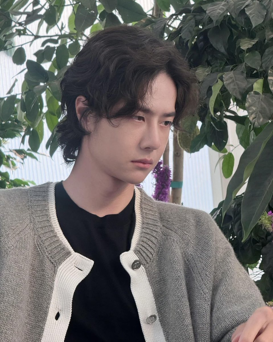 zaiinzam's tweet photo. “จะไปจริงๆหรอครับ”

“ … ”

“ไม่รักกันแล้วหรอ”

“ … ”

“พี่พูดอะไรหน่อยได้ไหม สักนิดก็ได้ ผมเสียใจอยู่นะ”

“เหนื่อยรึป่าว”

“ ? ”

“กับเรื่องของเรา เหนื่อยมั้ย”

“ไม่เหนื่อย ผมไม่เหนื่อยเลย”

“แต่พี่เหนื่อย”

“ขอร้อง พี่ช่วยอยู่ต่ออีกนิดได้ไหม”

“ … ”

“อยู่แบบไม่รักกันก็ได้” https://t.co/Me2CCbRNBG