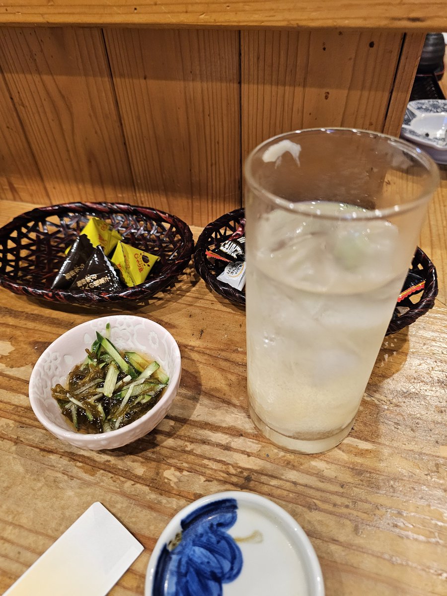 rambunctiousrei's tweet photo. ２件目は満天横丁のお寿司屋さん

一心さん。

好物のガリ酎から
もずくがぅまぁい！！

#kasukabe https://t.co/QNhfGbJwd3