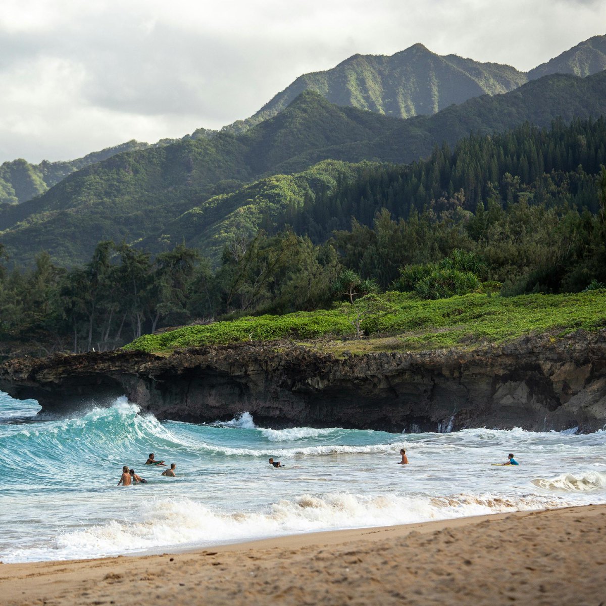 CoinMarketCap's tweet photo. LATEST: 🇺🇸 Hawaii will become the fourth US state to fully ban crypto ATMs starting Oct. 1, joining Minnesota, Tennessee, and Indiana. https://t.co/YQda3l60AV