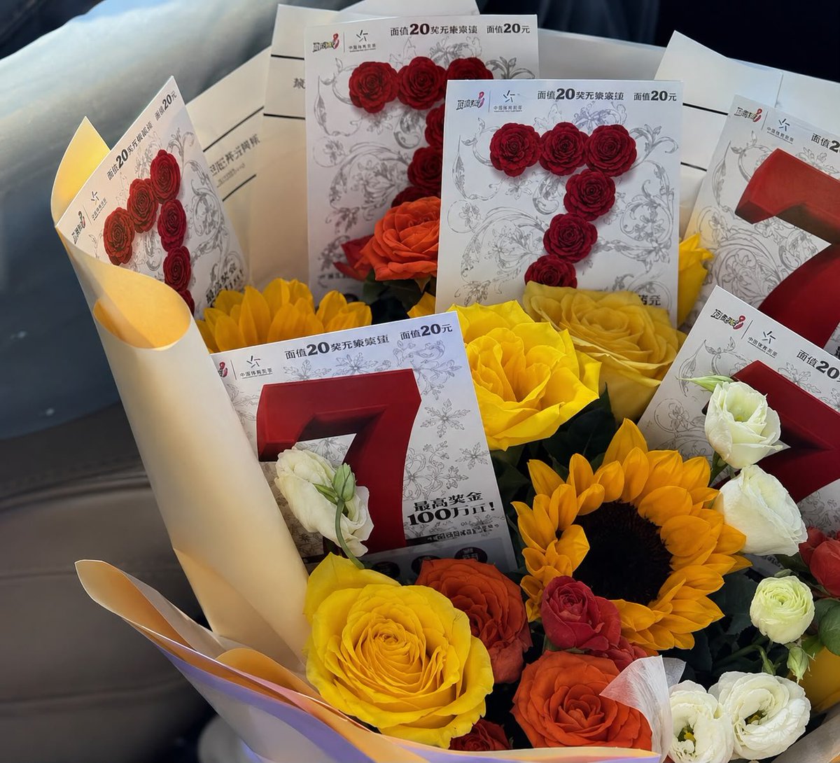 AylioLatamFC's tweet photo. 💐 El ramo que Elio le regaló a Ayden: flores, un girasol 🌻 y hasta boletos de lotería para probar su suerte. 🍀

Y justo hoy se celebra el Green Day 💚 ¿Coincidencia? 🥹

#AyLio #AyLioLATAM https://t.co/dI88sjNc3D