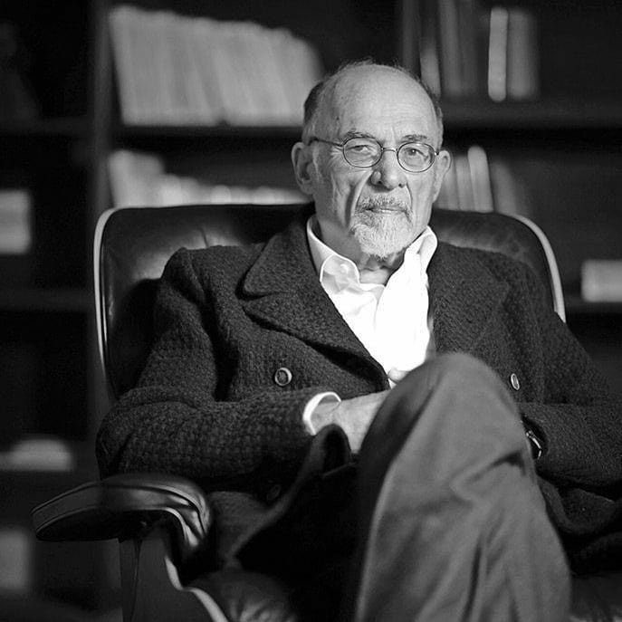 ferdiblmm_'s tweet photo. Irvin D. Yalom'un 88 yaşında, bunca yıllık mesleki ve kişisel birikimine rağmen zihnin yeni labirentleriyle karşılaşması ve bu durumu "88 yaşında hayat beni bir kez daha dansa kaldırdı" olarak nitelemesi, insanın bitmeyen oluşum sürecine dair en samimi itiraflardan biri: Kendini keşfetme yolculuğu; son nefese kadar sürecek olan, bazen tökezlediğimiz ama her defasında derinleştiğimiz bir süreç.