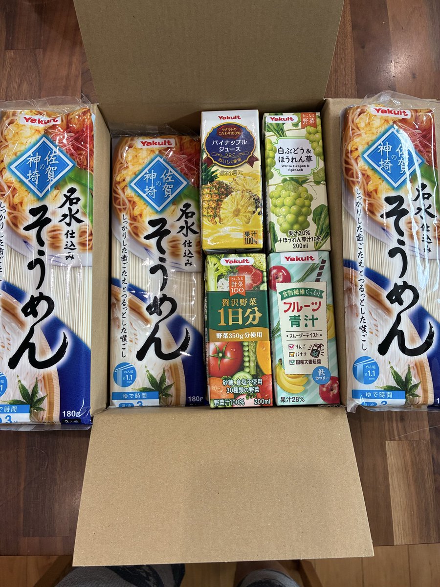 SHIN21882098's tweet photo. 本日、ヤクルトから株主優待が届きました❗️まさに、お歳暮のようで嬉しい限りです😁

【株主優待が届いた銘柄紹介🗞️】
2267 ヤクルト本社

【業種】
食品・飲料（乳酸菌飲料）
【特徴・強み・将来性】

「ヤクルト」ブランドの乳酸菌飲料で世界40か国以上に展開するグローバル食品企業。「ヤクルトレディ」という独自の直販モデルが強み。腸内フローラへの関心の高まりで健康志向食品への追い風が続くと想定される🩻

【懸念点】
中国事業の低迷が継続しており、回復の時期が不透明❔❔
コロナ後急回復からの反動減が業績の重し。為替変動が海外収益を目減りさせるリスクあり🤔

#投資家さんと繋がりたい
#株主優待
#株運用