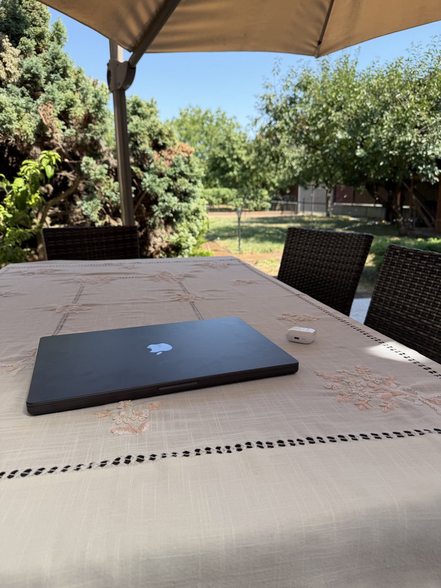 atandrau's tweet photo. My minimal summer setup https://t.co/b65icJ7Bh2