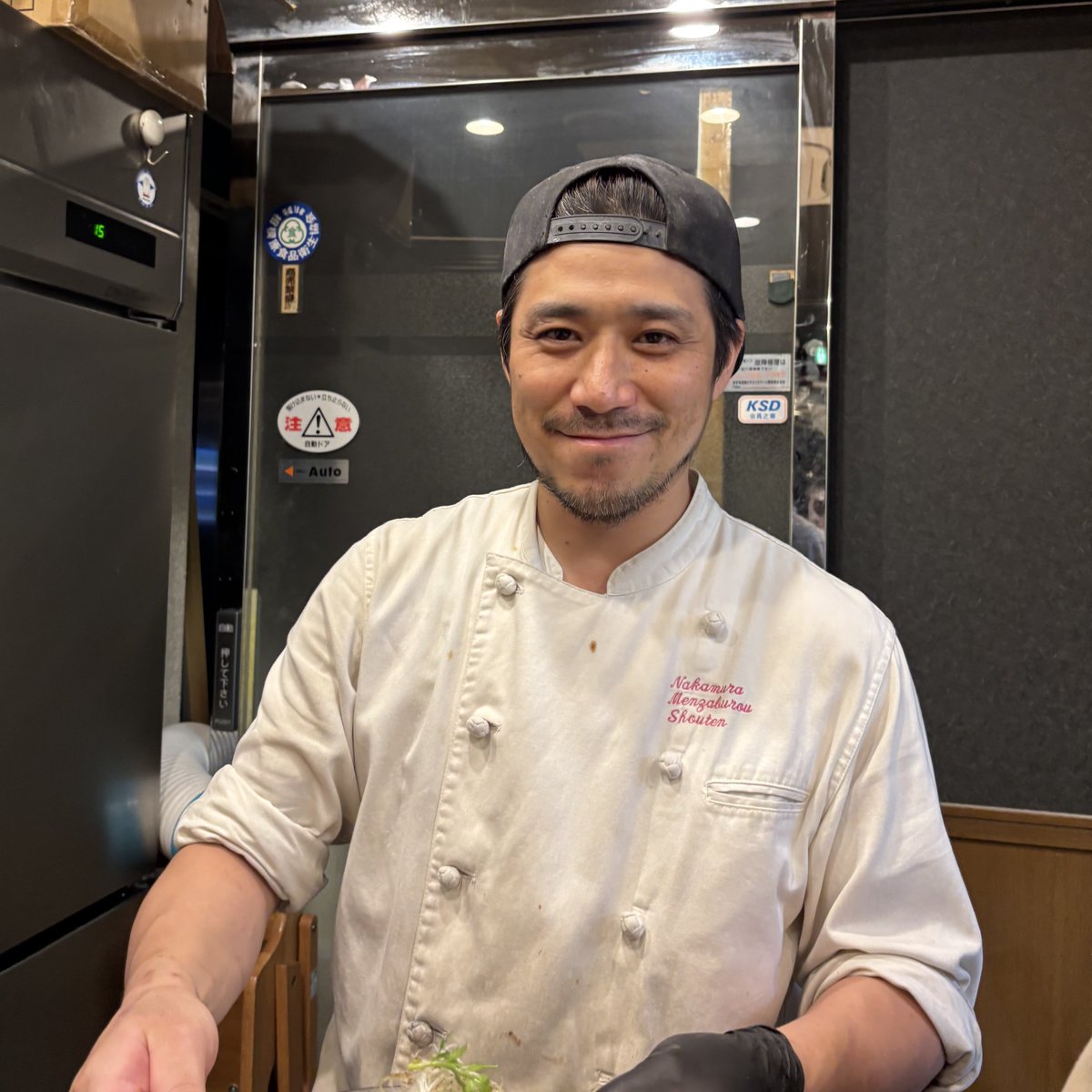 korinn4452's tweet photo. 中村麺三郎商店@相模原来たよ〜🚗💨
限定の冷やし中華を求めて💨
⭐︎よだれ鶏の冷やし中華〜口水鶏涼麺〜
　海老ワンタンTP 麺少なめ
⭐︎ビール
ビジュアルから美しい✨
酸味と辛味と甘味のすんばらしい
バランスこれはうんま〜♡
自家製麺との相性もバッチリ
柔らかなよだれ鶏に茄子
パクチーに白髪葱とトッピングも👍
プリぷり海老ワンタンTPはマスト❣️
中華出身健ちゃんならではの
最高の冷やし中華を頂きました😊

※17日〜21日は下記休暇との事なので
注意⚠️