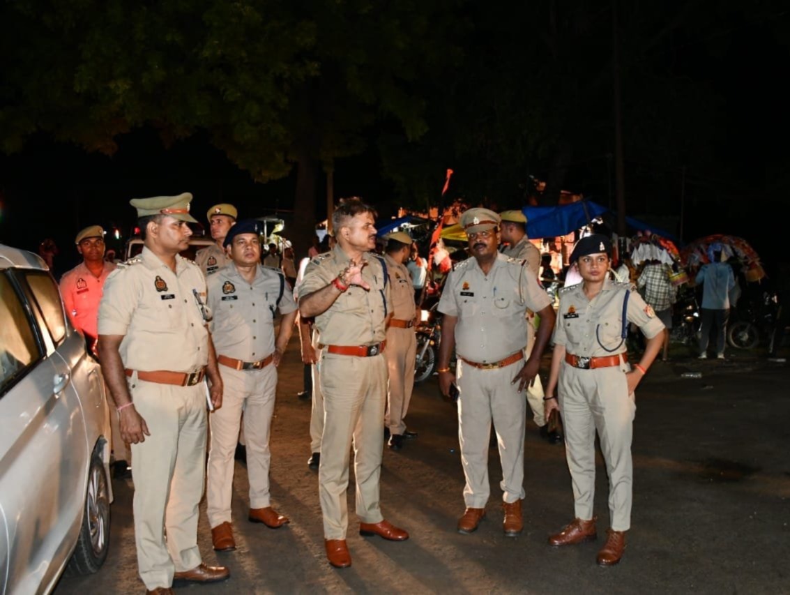 kasganjpolice's tweet photo. सुरक्षा आपकी,
संकल्प हमारा।
कहता है यही खाकी का सितारा,
#खाकी_का_सितारा 
#UPPolice https://t.co/rzrPq7RbSM