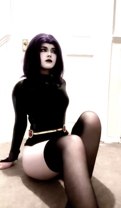 AmaniHeartt's tweet photo. Old Raven photoshoot, about to redo with my styled wig and upgraded outfit! <3 #cosplay #teentitans #raven https://t.co/52qK7caUrj