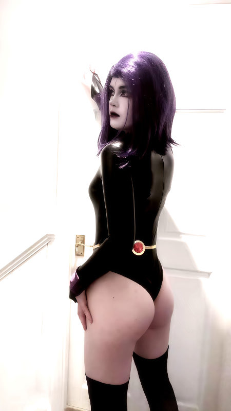 AmaniHeartt's tweet photo. Old Raven photoshoot, about to redo with my styled wig and upgraded outfit! <3 #cosplay #teentitans #raven https://t.co/52qK7caUrj