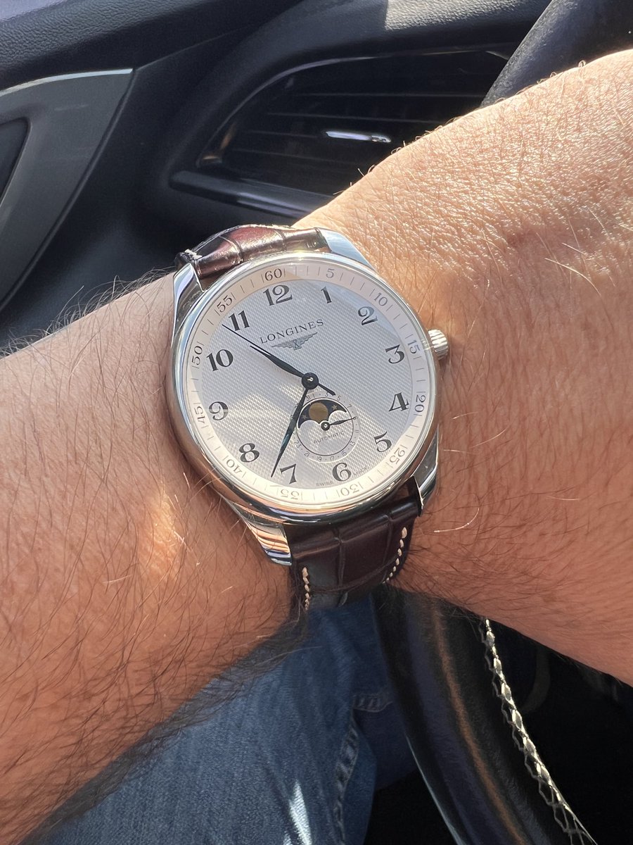 16SS75's tweet photo. @rroseselavy11 Rose bey saatinize bayıldım. Parliament mavisi deniyor sanırım bu renge. Gökyüzünün geceye en yakın olduğu andaki mavi. Güle güle kullanın. Bende de çok sevdiğim Longines Master Collection Moonphase var. https://t.co/R88B4YBRVD