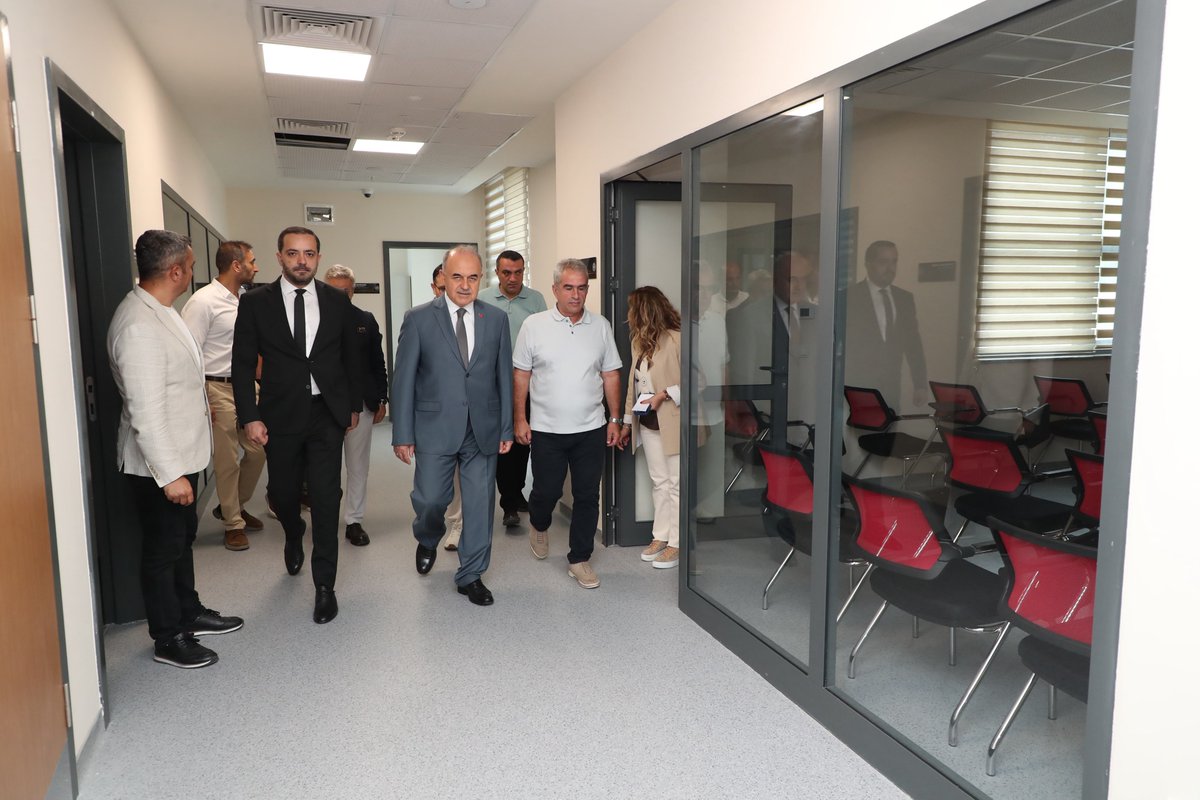 TCOrduValiligi's tweet photo. Vali Erol, Ordu Şehir Hastanesinde İncelemede Bulundu

Vali Muammer Erol, Ordu Üniversitesi Cumhuriyet Yerleşkesi içerisinde yapımı tamamlanan 1200 yataklı Ordu Şehir Hastanesinde incelemelerde bulundu.

Hastane inşaatında bugüne kadar yapılan calışmalarda gelinen son nokta ile ilgili Ordu Şehir Hastanesi yüklenici firma Proje Müdürü Yalçın Sekmen'den detaylı bilgi alan Vali Erol, yoğun bakım,ameliyathane,fizik tedavi,biyomedikal, izole hasta odaları, engelli hasta odaları, kadın hastalıkları, doğum klinikleri, örnek  poliklinik alanları, klinik birimler başta olmak üzere tüm birimleri gezdi.

40 ameliyathane, 281 yoğun bakım yatağı, 386 poliklinik, tüp bebek merkezi, helikopter pisti, kreş ve 2 bin araç kapasiteli kapalı otoparkla hizmet verecek olan Ordu Şehir Hastanesi, yakın bir tarihte hizmet vermeye başlayacak.

Modern sağlık hizmetlerine uygun olarak inşa edillen Ordu Şehir Hastanesinin hizmete açılması noktasında yoğun bir gayret sarfedildiğini söyleyen Vali Muammer Erol, hastanenin hayırlı olması dileğinde bulundu ve Ordu Şehir Hastanesi yüklenici firma Proje Müdürü Yalçın Sekmen’e teşekkür ederek, plaket verdi. Vali Erol, emeği ge��en herkese ayrı ayrı teşekkür etti.

Vali Muammer Erol’un, Ordu Şehir Hastanesindeki inceleme gezisine İl Sağlık Müdürü Emrah ��elenk,  ODÜ 
Eğitim ve Araştırma Hastanesi Başhekimi Prof. Dr. Ali Yılmaz da eşlik etti.