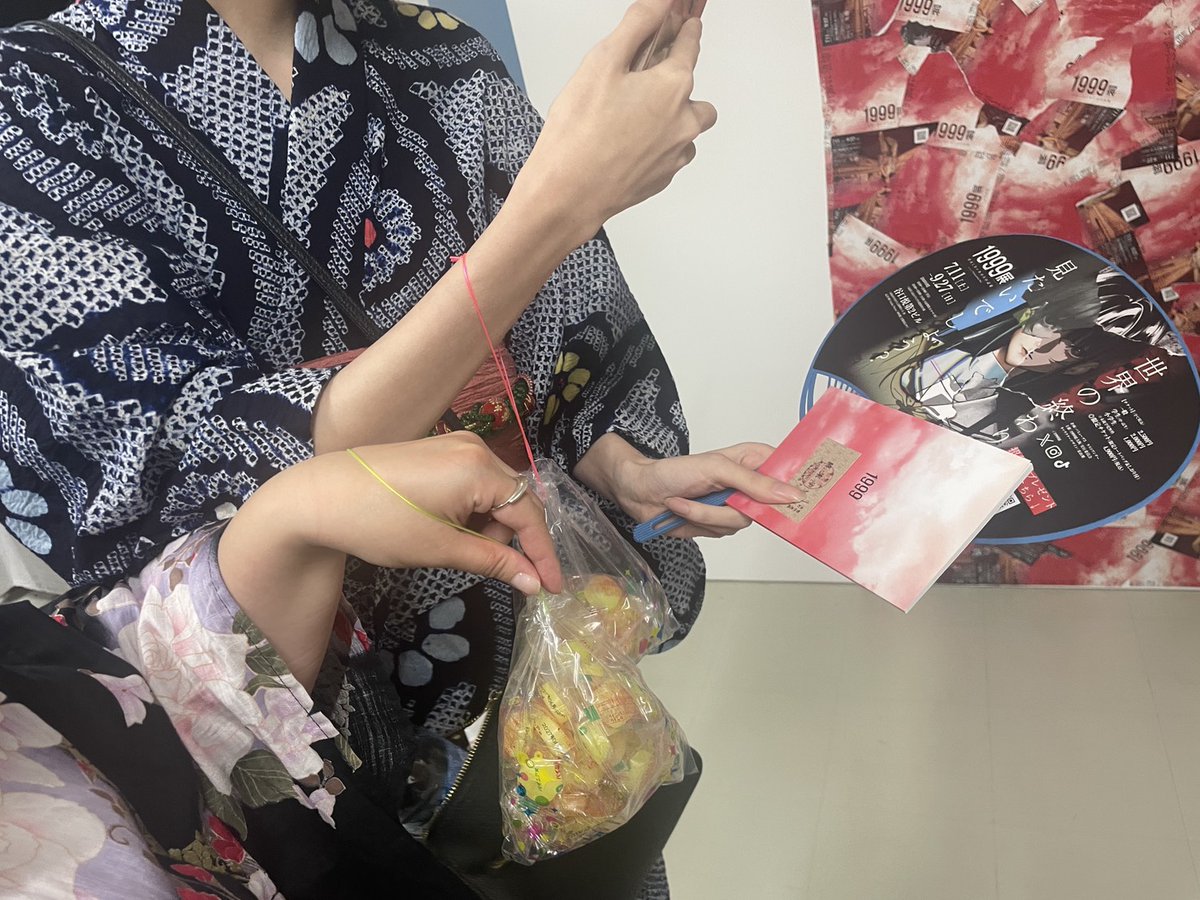 1999_kioku_26's tweet photo. 1999展ー存在しないあの日の記憶ー
大阪巡回展

　　＝＝＝＝＝累計入場2万人突破＝＝＝＝＝

誠にありがとうございます！

本日もたくさんのご来場誠にありがとうございます。
ナイトミュージアムも大盛況でいつもとは違う
世界を楽しんでいただいたようです。

明日のナイトムージアム、時間指定券は本日23時59分までチケットぴあにて販売中です。

ナイトミュージアムは当日券も販売いたします。
会場にて19時ー20時30分まで販売いたします。

※是非浴衣でお越しください※
チェキでの撮影プレゼントあります！
チケットはこちらから。
↓↓↓
https://t.co/ro594UkgbX