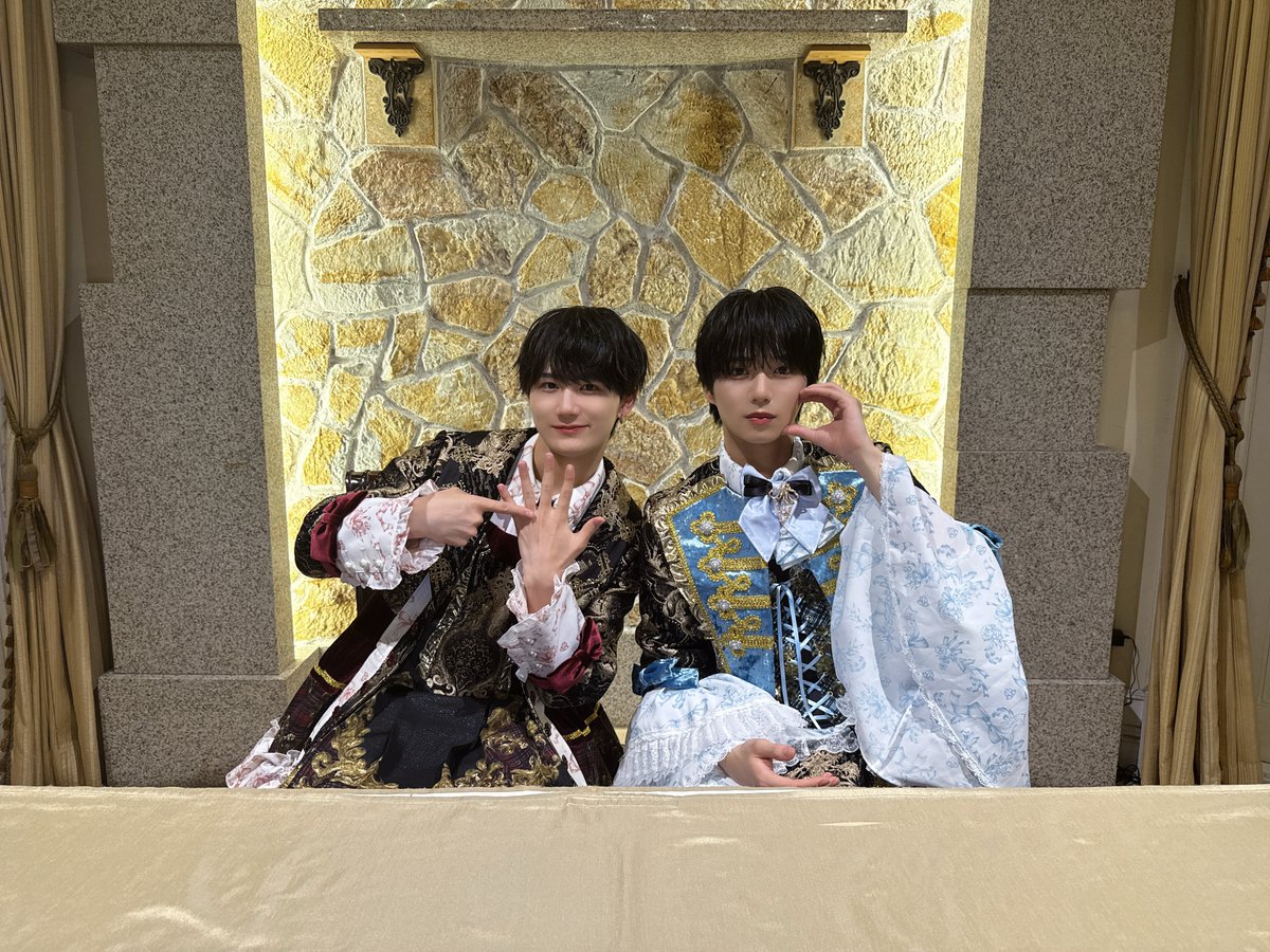 etoneige_ao's tweet photo. 僕たちEtoneige の１周年を記念して
8/29日に #エトネ1周年ライブ をします！とても絶対楽しいのでぜひみなさん会いにきてください！！！楽しませます😀
⬇️
👑 https://t.co/lRed8sI2C6 👑
(詳細はここから！) https://t.co/VOyJIPMIsy