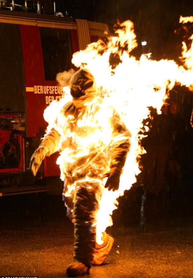 DKMistrz's tweet photo. Trippie Redd leaving the studio after recording NDA https://t.co/F8CKsA6xzJ