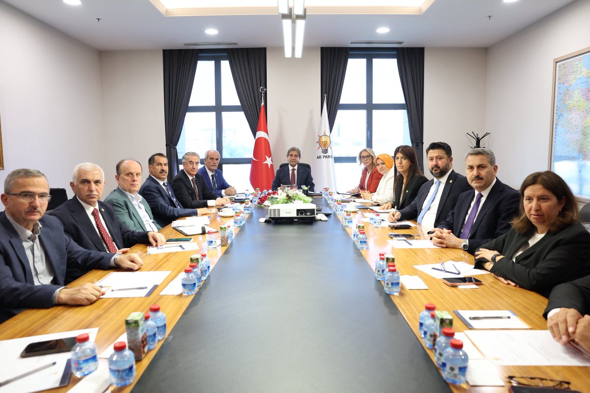 mervangul56's tweet photo. 📍 AK Parti Genel Merkezi

Yerel Yönetimler Başkanımız Sayın Mustafa Demir’in başkanlığında, Başkan Yardımcılarımızla birlikte birim toplantımızı gerçekleştirdik.

Toplantımızda; yerel yönetimler alanındaki çalışmalarımızı, önümüzdeki dönemin yol haritasını ve şehirlerimizin ihtiyaçlarına yönelik atılacak adımları kapsamlı şekilde ele aldık.

Teşkilatlarımız ve yerel yönetimlerimizle omuz omuza vererek, hemşehrilerimizin beklentilerine en hızlı ve en etkin şekilde cevap vermek için çalışmalarımızı sürdürüyoruz.

Cumhurbaşkanımız ve Genel Başkanımız Sayın Recep Tayyip Erdoğan’ın liderliğinde; eser ve hizmet siyaseti anlayışımızla şehirlerimizi geleceğe hazırlamaya, Türkiye Yüzyılı hedeflerimize kararlılıkla yürümeye devam edeceğiz.