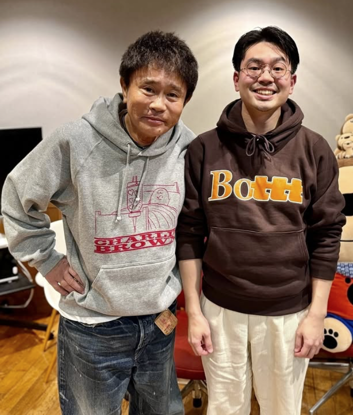 kuchikomi__chan's tweet photo. 【速報】OKAMOTO'S、ハマ・オカモトが脱退を発表🎸

▶︎8/14付で脱退。今年4月から体調不良で活動休止中だった 
▶︎「メンバー4人で話し合いを重ねた結果」 
▶︎8/15からのツアーはサポートを迎え予定通り開催 
▶︎ハマは引き続き休養、今後は体調回復しだい案内 

《発表内容がエモい》 
▶︎ハマ「中学からの同級生。自分を育ててくれたのは、
ショウ・コウキ・レイジ。感謝してもしきれない」 
▶︎「"芸名変えなきゃ"と相談したら3人が "そのままでいいんじゃない？"と。だから これからもハマ・オカモトで居続けます。3人公認です。」 

体調が第一。
ゆっくり休んで、また音を鳴らせますように🥹

 ※ハマは浜田雅功＆小川菜摘の息子です

#OKAMOTOS #ハマオカモト