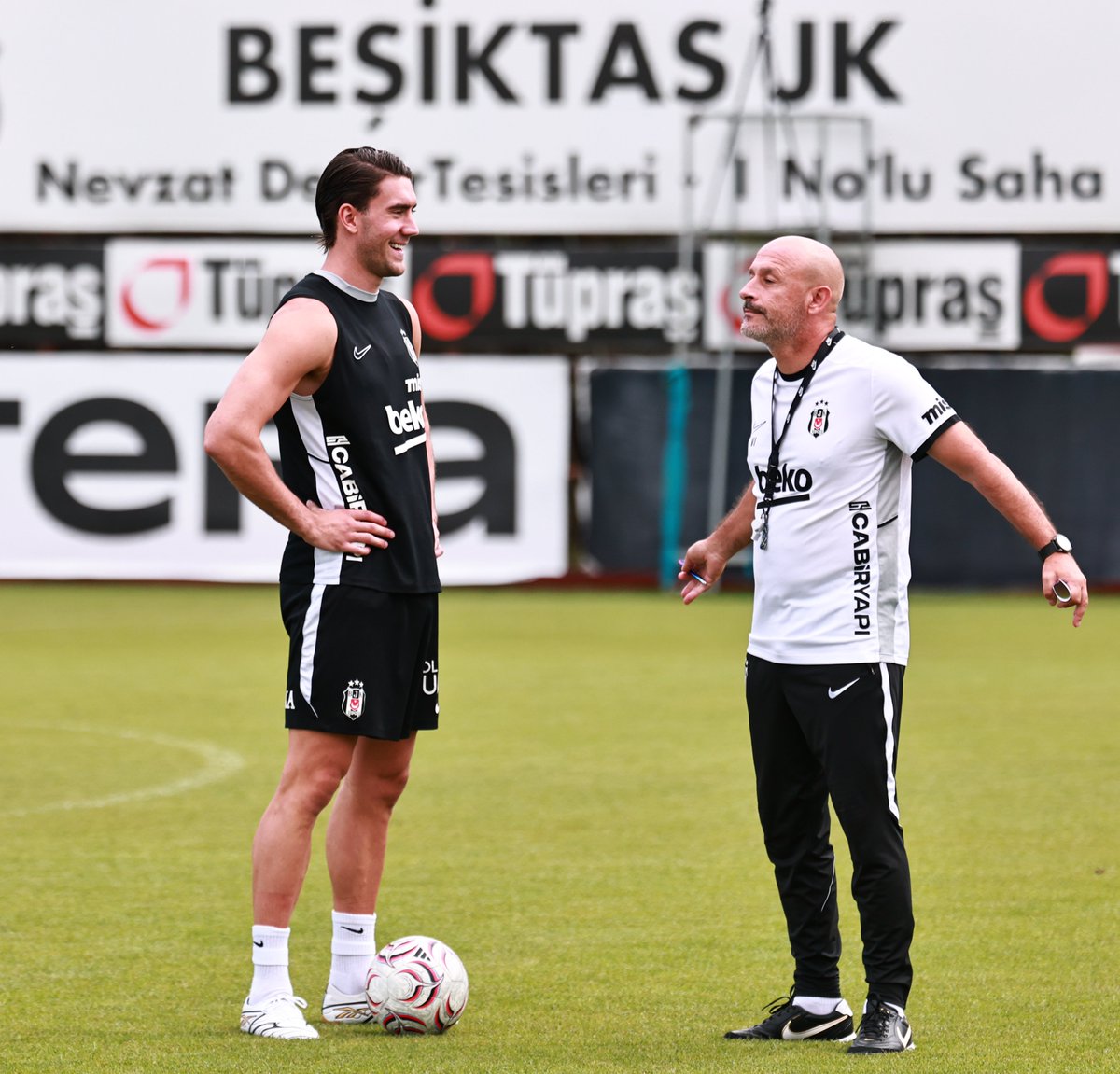 Besiktas's tweet photo. Kavuştular. 🤩 https://t.co/cc0ZfeV5QP