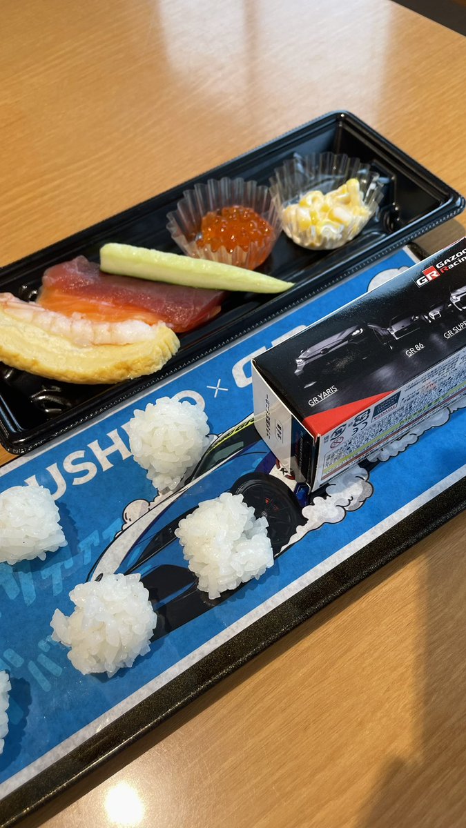 menmaou's tweet photo. スシロー
つくローセット🍣720円

大トロにジャンボとろサーモンが110円
こりゃ美味いに決まってます！！！
口に入れた瞬間トロトロ溶けて無くなる仕様

今回子どももいたのでつくローのミニカーもいただきました🚗

#スシロー
#つくローセット
#toyotagr https://t.co/W6EieYtpuE