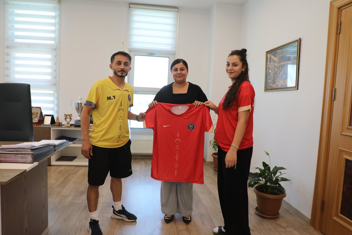 cizre_belediye's tweet photo. Xwendekarên BESYO’yê Serdana Hevseroka Me Kirin

Xwendekarên Dibistana Bilind a Perwerdeya Bedenparêzî û Werzîşê beriya azmûnên ku dê li Amedê çêbibin, serdana Hevseroka me Güler Yerbasan kirin.

Hevseroka me Guler Yerbasan bi xwendekaran re hat cem hev, ji bo wan daxwaza serkeftinê kir û beriya azmûnê moral da wan.

Em ji bo hemû xwendekarên me yên ku dê li Amedê beşdarî azmûnan bibin serkeftinê dixwazin.                                   

BESYO Öğrencileri Eşbaşkanımızı Ziyaret Etti

Beden Eğitimi ve Spor Yüksekokulu (BESYO) öğrencileri, Diyarbakır’da gerçekleştirilecek sınavlar öncesinde Eşbaşkanımız Güler Yerbasan’ı ziyaret etti.

Eşbaşkanımız Güler Yerbasan, öğrencilerle bir araya gelerek başarı dileklerini iletti ve sınav öncesinde kendilerine moral verdi.