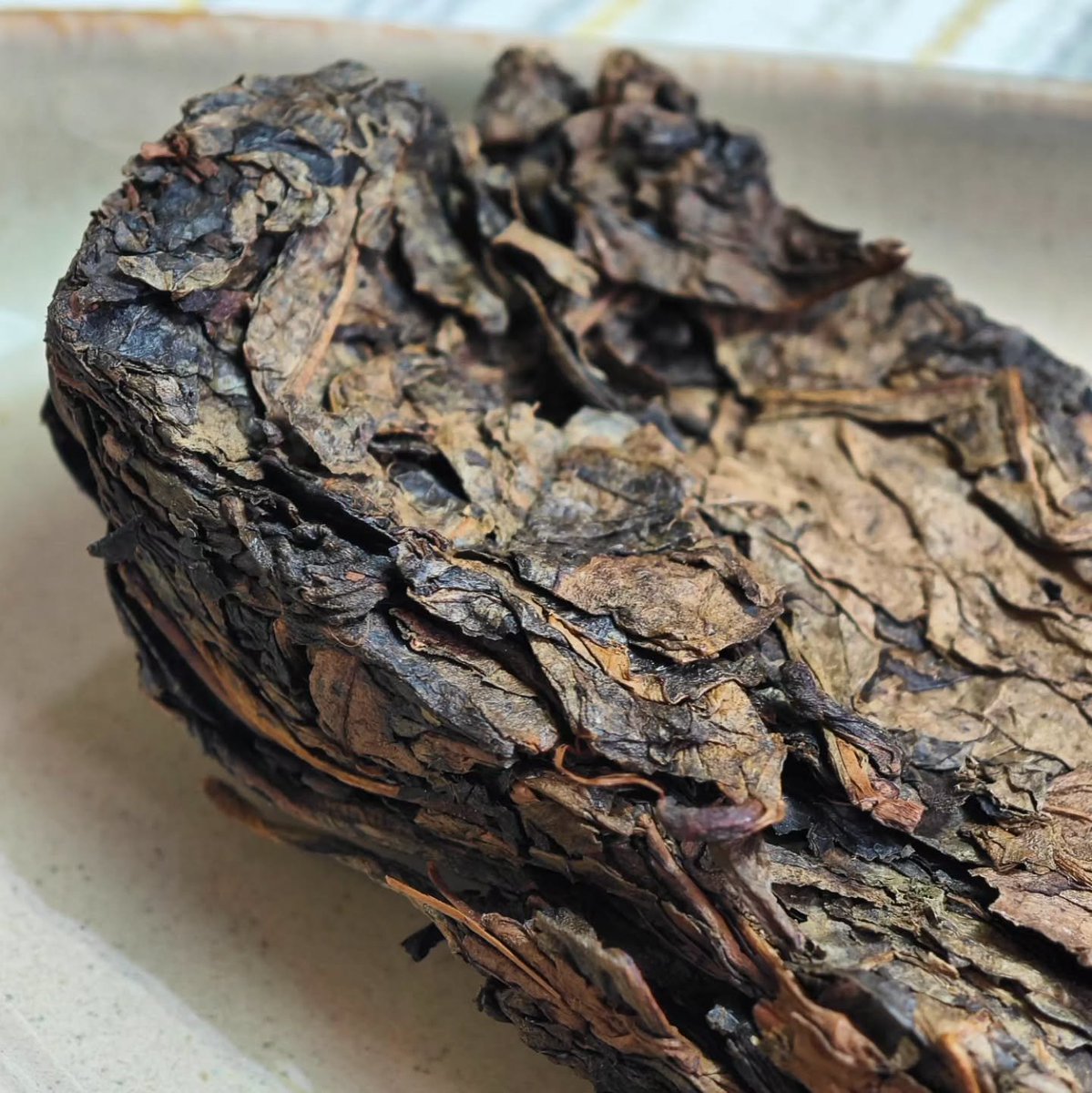 gentlycomfortea's tweet photo. [ field trip ] is an outstanding Fu Brick Tea without too many 'golden flowers'.

#darktea #fubricktea #goldenflowers #gentlycomfortingtea https://t.co/wX0AIyNHhS