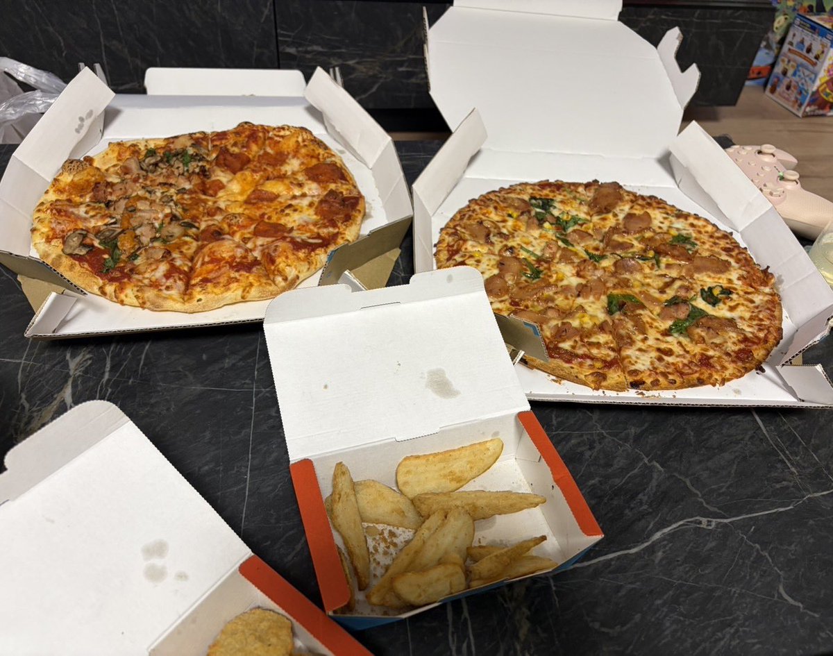 usagi__ppp's tweet photo. 🍕🥂 https://t.co/nhhYZip9CK
