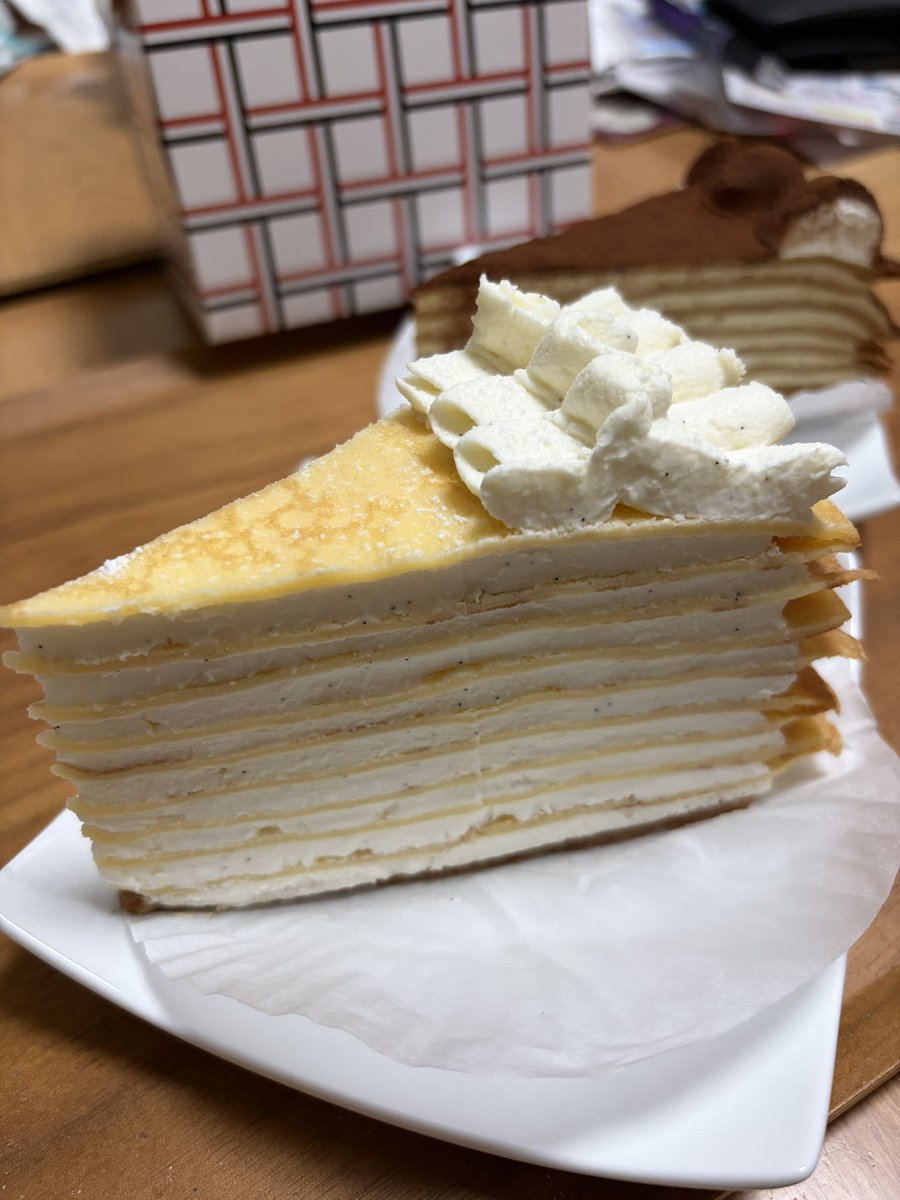 izumio3's tweet photo. 関西の民なので、ユーハイムの生バームクーヘン2種食べましたよ！どっちもうまい。めちゃボリュームあって、クリームも美味しくて大満足！！ https://t.co/mBRzz977og