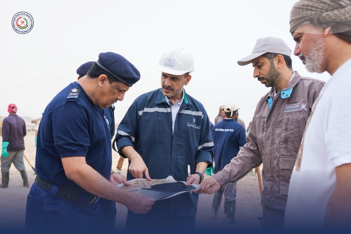 NCEM_OM's tweet photo. في إطار الجهود الميدانية المستمرة، قام اللواء رئيس هيئة الدفاع المدني والإسعاف رئيس قطاع التعامل مع المواد الخطرة، وسعادة الدكتور رئيس هيئة البيئة بزيارة إلى الشواطئ المتأثرة بالتلوث الزيتي في رأس مدركة بولاية الدقم؛ لمتابعة مستجدات الموقف وجهود الاستجابة، وتعزيز التنسيق بين الجهات المختصة؛ للحد من آثار التلوث.

#عُمان_مستعدة
