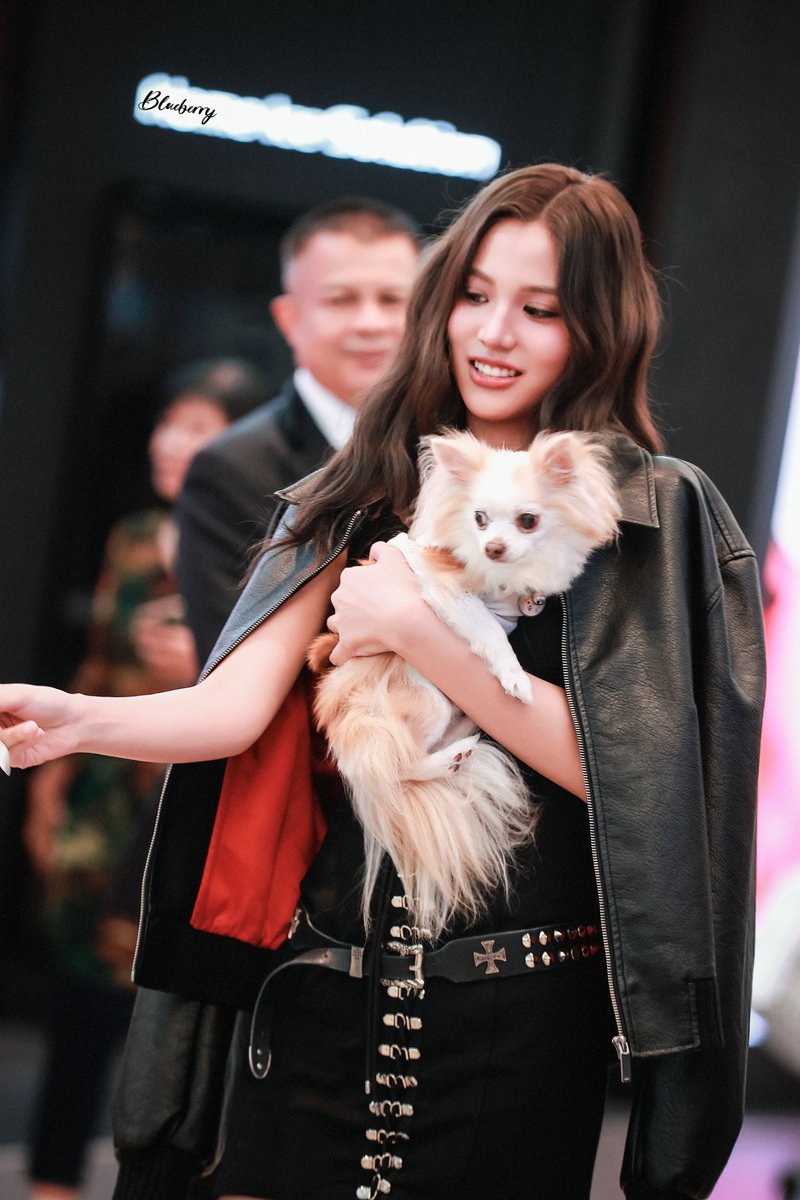 Blueberry_nice's tweet photo. 🤟🏻🐶🤟🏻

EMIBONNIE RED KISS PRESS TOUR
#TMCLIVExEMIBONNIE 
#beonnnie https://t.co/Yu9NGF0eQH