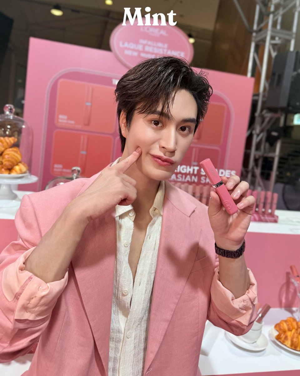 mintmag_th's tweet photo. ลุคนี้ดีต่อใจ! #MintReports ส่งภาพหนุ่มหล่อ #เจมีไนน์ ร่วมงานเปิดตัว L'Oréal Paris Infallible Laque Resistance Nude Edition ที่จัดขึ้นเย็นวันนี้ ณ Siam Square One มาในลุคเท่มีเสน่ห์ พร้อมความมั่นใจที่ทำเอา��ฟน ๆ กรี๊ดสนั่น 💚

#LOrealLaqueNudexGemini
#Gemini_NT 
#LOrealParisTH 
#LOrealLaqueNudeCafe 
#LOrealMakeupTH 
#LaqueNudeCollection 
#LaqueResistanceTH
#MintMagTH