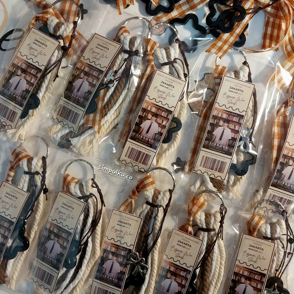 march__sunset's tweet photo. ON DUTY WKWK ada yg ikut fanmeet Byeon Woo Seok ga di sini xixi alhamdulillah ini masuk orderan freebies custom 30 pcs 🤎✨️ https://t.co/eY7e158IuD