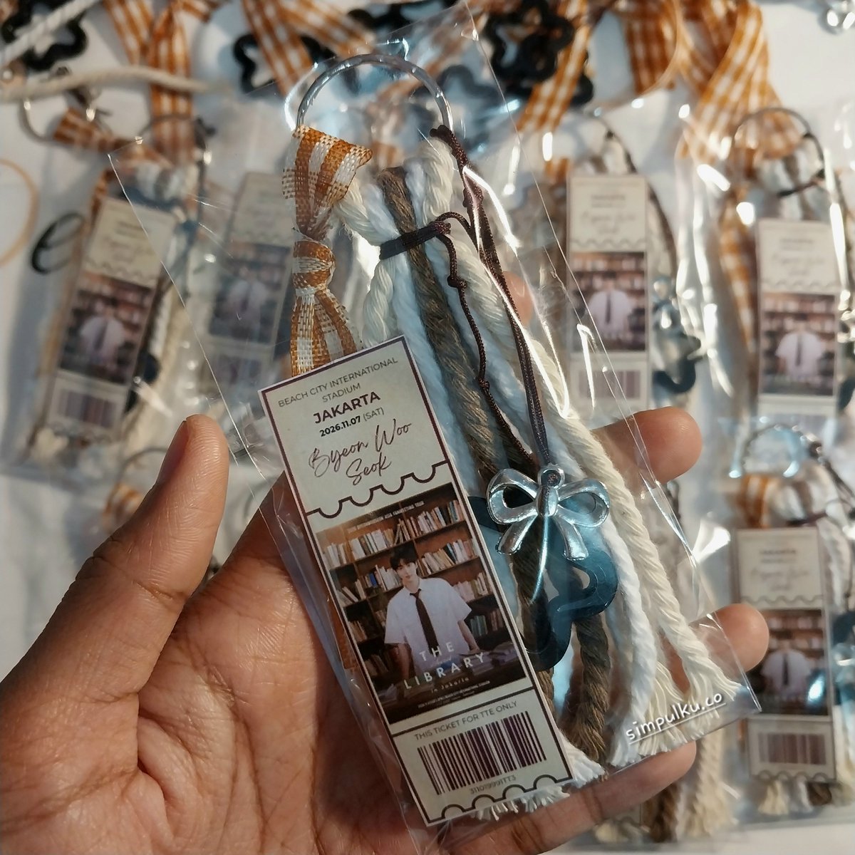 march__sunset's tweet photo. ON DUTY WKWK ada yg ikut fanmeet Byeon Woo Seok ga di sini xixi alhamdulillah ini masuk orderan freebies custom 30 pcs 🤎✨️ https://t.co/eY7e158IuD