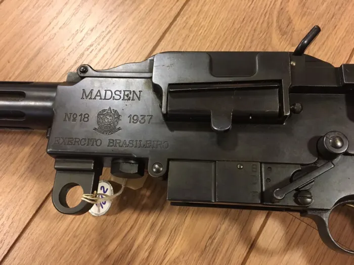 nxrdoj428's tweet photo. @PMERJ Que interessante: Madsen 1937, dinamarquesa, adotada pelo exército brasileiro em 1930. Desativada pelo Exército em 96, as unidades foram transferidas para a PMERJ. Aparentemente o modelo da imagem parece ser o modelo fabricado no brasil pela FARMA inspirado nos modelos de 1932 https://t.co/LKfm53dPBh