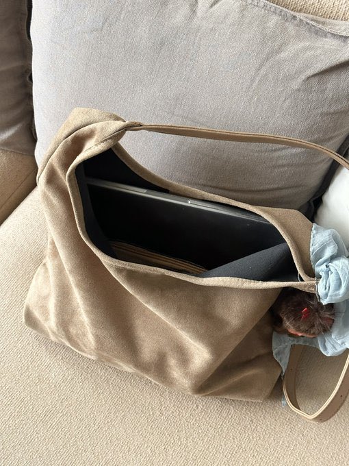 tamjaichunbkk's tweet photo. ตัวสายสามารถปรับให้เป็น crossbody ได้ด้วย เราสะพายไปเที่ยวมาแล้ว ใส่ทั้งร่ม ขวดน้ำ หมวก และของจิปาถะอีกมากมาย ครบจบใน 1 ใบ เห็นราคาแบบนี้แต่ไม่ก๋องแก๋งเลย ทนมาก https://t.co/Derd5pN0pL https://t.co/ZHfPn3ZRKf