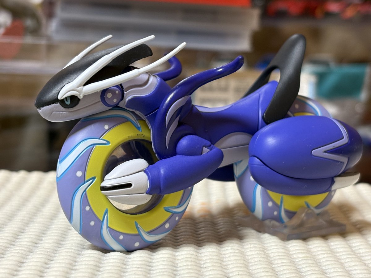 3tigerSwift's tweet photo. 帰る前にコラミラガチャが再入荷されてたので一回引いたらメイ垢のバイオレットであるミライドンができました✨
可愛い上にかっこいい☺️

エラー品じゃなくてよかった(ミュウツートラウマ笑) https://t.co/p0iQAugM5a