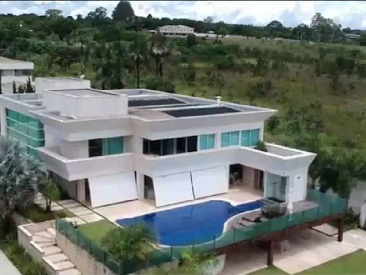 BlogdoNoblat's tweet photo. Mansão que fez patrimônio de Flávio disparar fica em terreno de 2.400 m² e foi quitada 27 anos antes do previsto. Senador declarou à Justiça Eleitoral ter R$ 8,18 milhões em bens, valor mais de três vezes superior ao de 2018. O parlamentar deu uma entrada de R$ 2,87 milhões e financiou R$ 3,1 milhões junto ao Banco BRB para que fosse quitado em 30 anos. Em 2024, no entanto, 27 anos antes do previsto, a dívida foi findada.