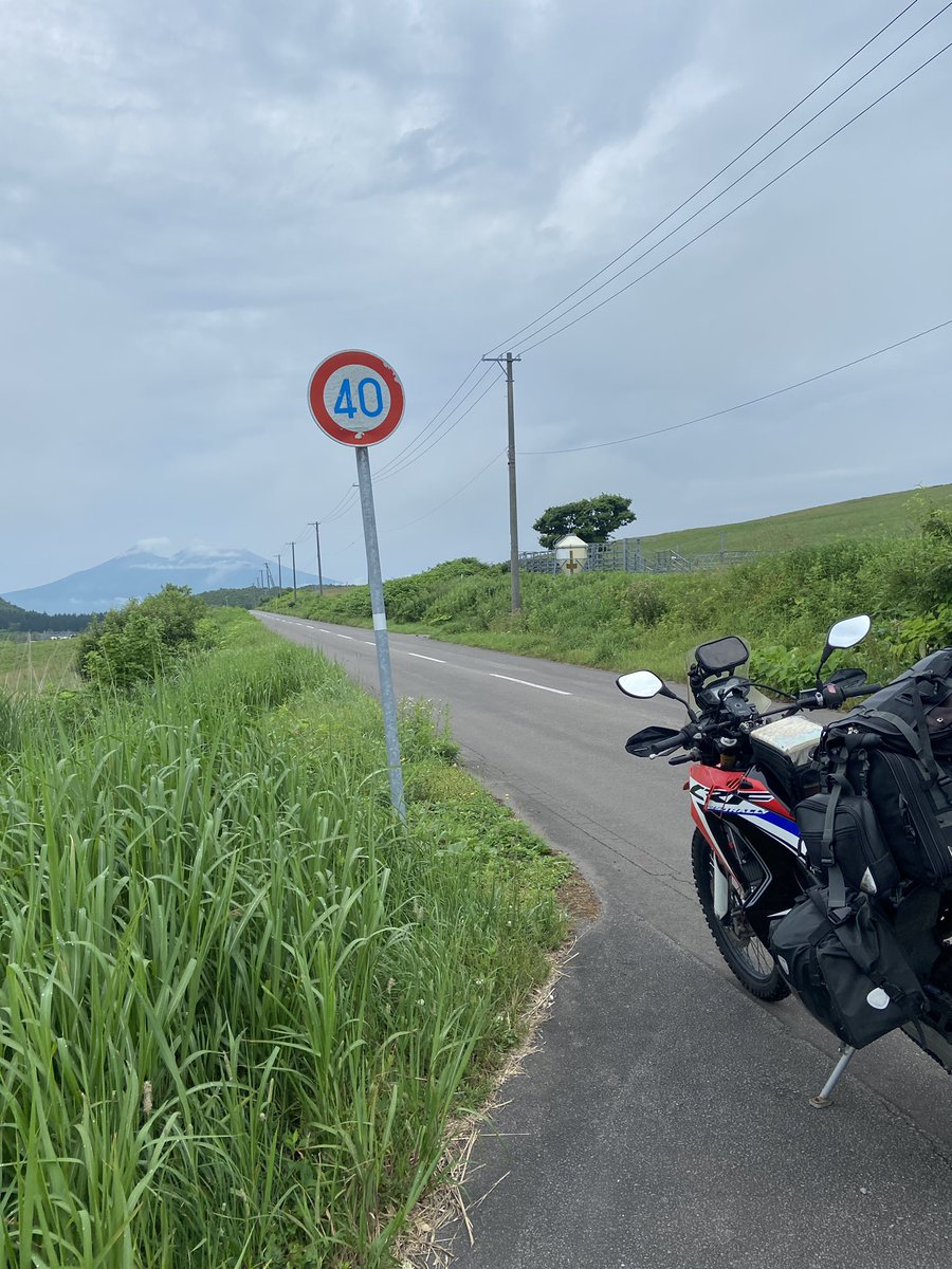 mutsukifielder's tweet photo. 駒ヶ岳がうっすらと🙂‍↕️
#北海道ツーリング　#七飯町 https://t.co/xSPRhfFqxW