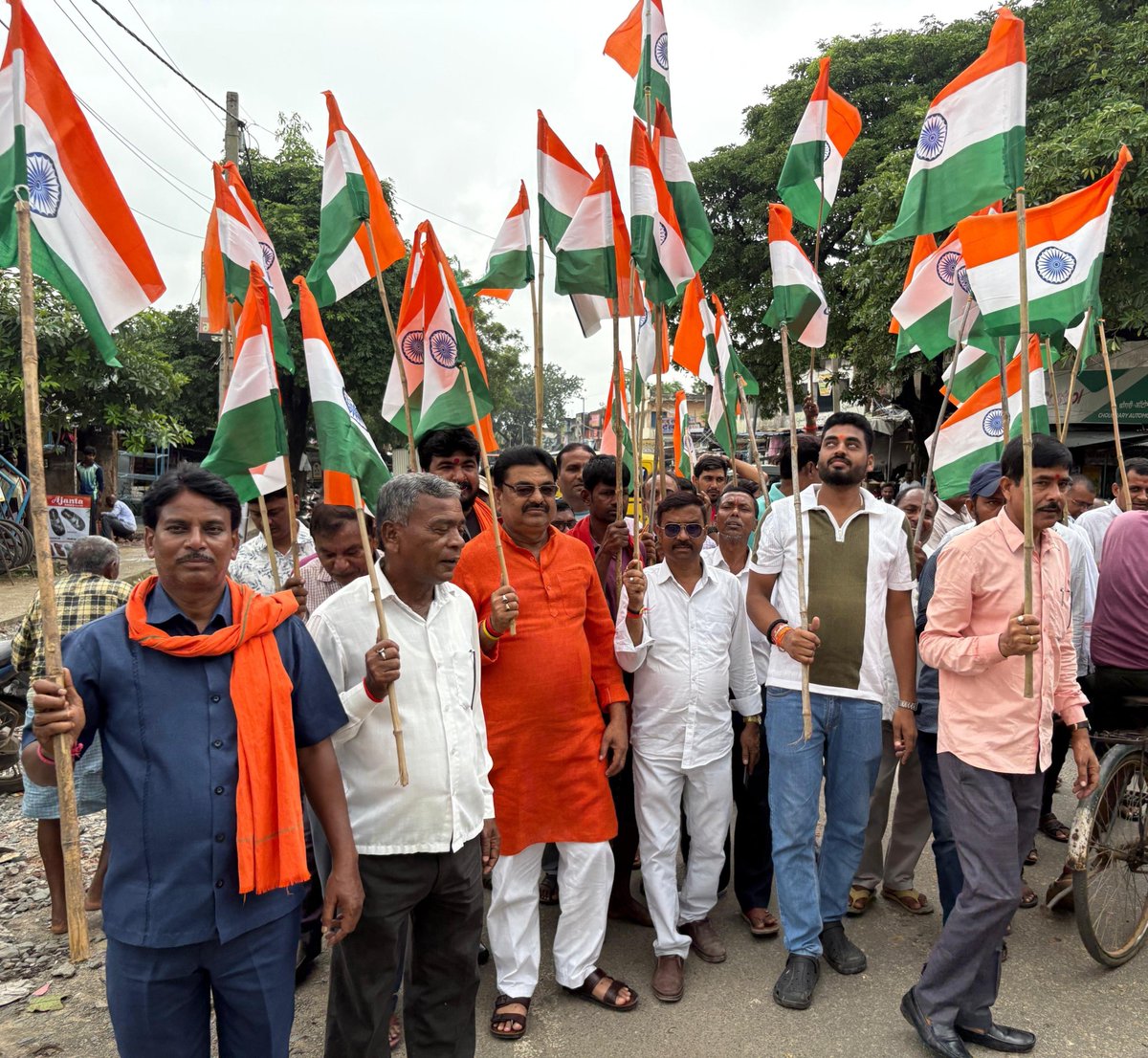 BikashMBJP's tweet photo. 🇮🇳 हर घर तिरंगा!📍चंदनकियारी

हर घर तिरंगा अभियान के अंतर्गत आज भारतीय जनता पार्टी, चंदनकियारी मंडल द्वारा आयोजित ‘तिरंगा यात्रा’ में सम्मिलित होने का अवसर प्राप्त हुआ।

देशभक्ति और राष्ट्रगौरव से ओत-प्रोत इस यात्रा में शामिल होकर मन गौरवान्वित हुआ।

जय हिन्द! 🇮🇳
वंदे मातरम्!🇮🇳 https://t.co/IIkPtODT0O