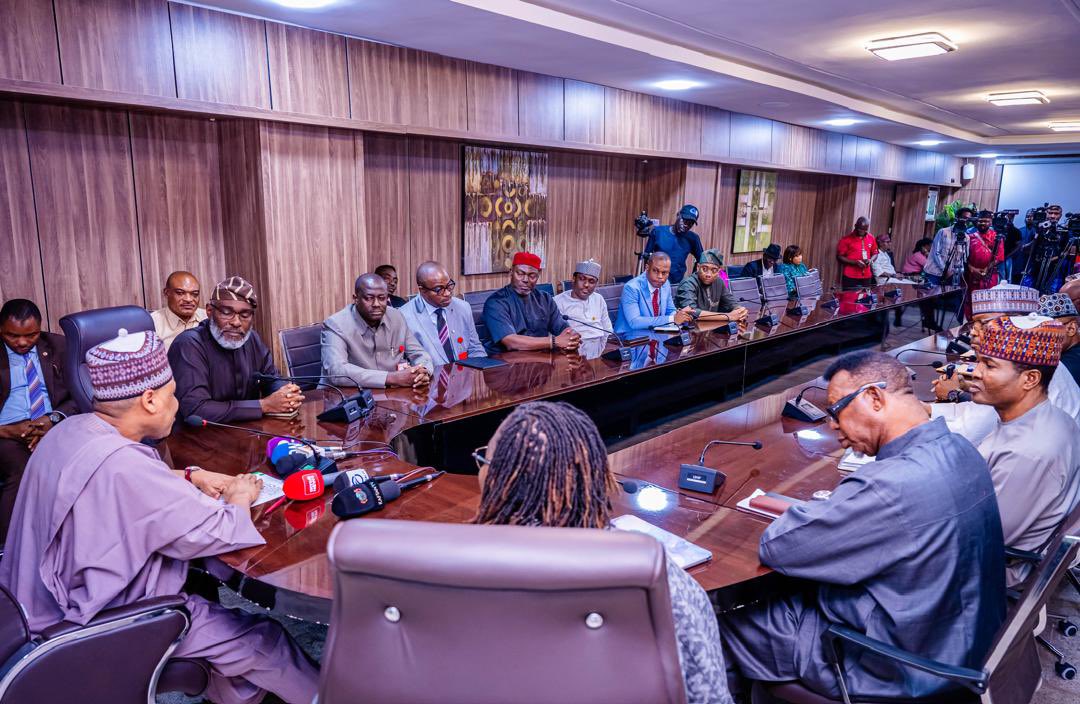 HMMohammedIdris's tweet photo. I received the Special Adviser to the President on Homeland Security, Major-General Adeyinka Famadewa (Rtd.), at @FMINONigeria headquarters (Radio House), yesterday, on a courtesy visit with his team. 

Security is a collective and multifaceted effort, and President Tinubu’s administration is very clear about the fact that we cannot shoot our way out of Nigeria’s security challenges. Kinetic action is vital and necessary, but not enough by itself. 

We must strengthen our security architecture and build national resilience through institutional reform as well as improved collaboration between the security agencies and the public. 

A lot of effort has gone into these under President Tinubu, and we are already seeing the positive results - with our international partners also attesting to our progress. 

At @FMINONigeria we have the National Orientation Agency @NOA_Nigeria, with its extensive grassroots presence across Nigeria, as well as various public information agencies @NgNewsAgency @radionigeriahq @voiceofnigeria, and the broadcast regulator @nbcgovng - all deeply committed to strengthening community resilience, disseminating accurate information, tackling disinformation, and helping cultivate responsible citizenship. 

I assured Major-General Famadewa (Rtd) that our Ministry and all its agencies remain fully committed to supporting all our security institutions, and to advancing the fight against fake news and disinformation.