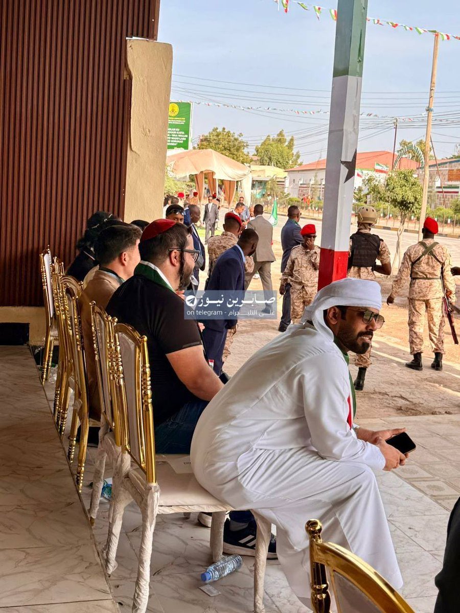 AlbhaarKR990's tweet photo. الارهابي الهارب بن بريك بجانب اصدقاءه  الاسرائيليين جنباً الى جنب في صوماليالاند 😁
كبروا الصوره 😁👇 https://t.co/dUCLzTbAtQ