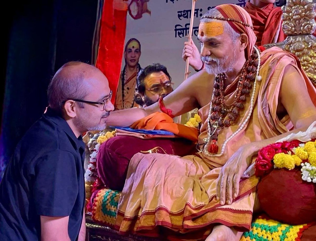 dilipkpandey's tweet photo. भए प्रगट कृपाला दीनदयाला कौसल्या हितकारी।
हरषित महतारी मुनि मनहारी अद्भुत रूप बिचारी॥

गुरु देव भगवान जी आपको आपके ५७ वें वर्धापन दिवस की अशेष शुभकामनाएँ एवं आशीर्वाद का अभिलाषी हूँ।
@jyotirmathah https://t.co/eZxxViev2K