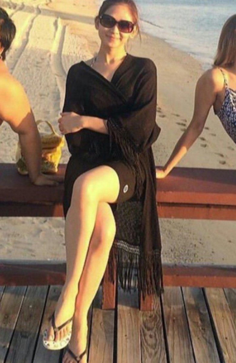 ciaorah's tweet photo. if sarah wearing shades has a million fans, i am one of them. if it has ten fans, i am one of them. if it has only one fan, that is me. if it has no fans, that means im dead. if the world is against it, then i am against the world. https://t.co/LiW3Bb8zqr