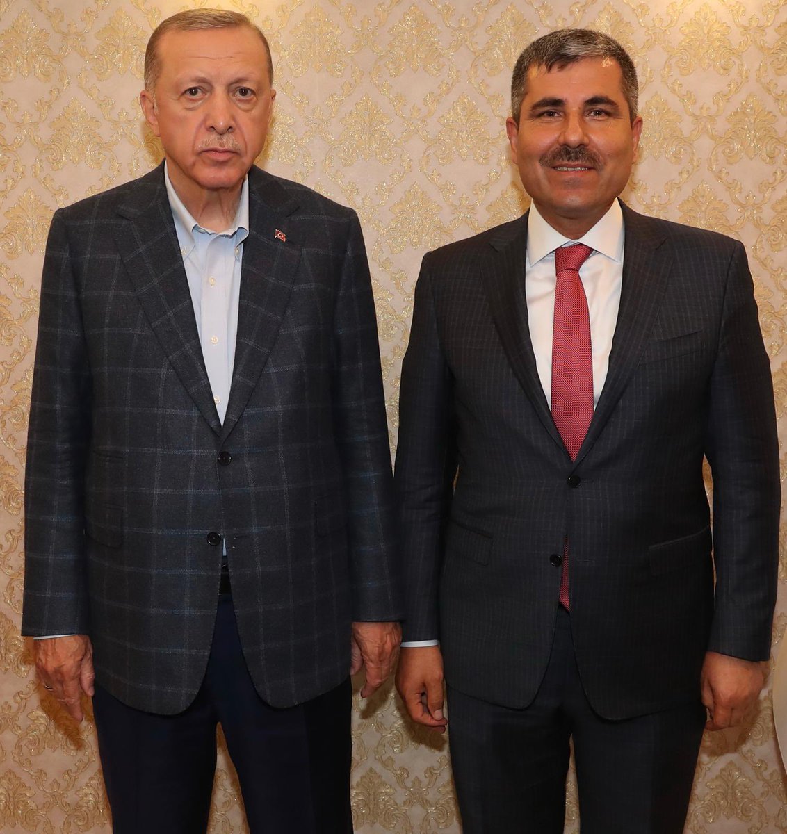 Feyat_ASYA's tweet photo. AK Parti içinde görev almış, millete hizmet etme sorumluluğunu omuzlamış biri olarak; kuruluş yıldönümünü yalnızca bir tarihin yıl dönümü olarak değil, millete hizmet etme iradesinin ve ortak bir gelecek idealinin hatırlanması olarak görüyorum.

Aradan geçen yıllar, makamların ve görevlerin geçici; millete bırakılan eserlerin, güzel hatıraların ve samimi hizmetlerin ise kalıcı olduğunu bir kez daha gösterdi.

Kuruluşundan bugüne partimizin çatısı altında emek veren, ülkemize ve şehirlerimize hizmet eden başta Cumhurbaşkanımız Sayın Recep Tayyip Erdoğan olmak üzere herkese teşekkür ediyor; AK Partimizin kuruluş yıldönümünü kutluyorum.

Milletimize hizmet yolunda atılan her samimi adım değerlidir.

Nice yıllara…
#AKParti25Yaşında