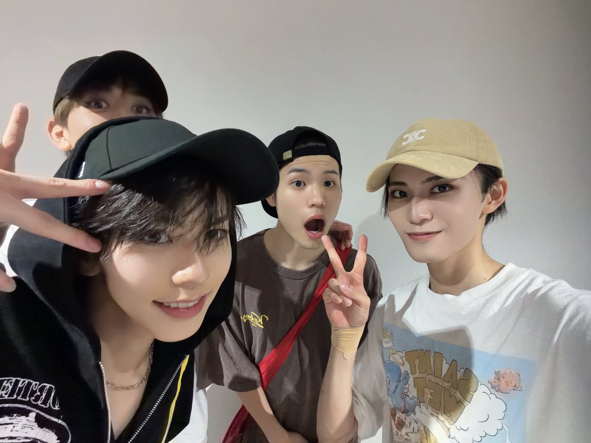 aoiranju0918's tweet photo. 福岡初日ありがとうございました！
大好きな四天メンバーと！！！
まさくん、、、
#テニミュ https://t.co/y5ArXKN2Ox