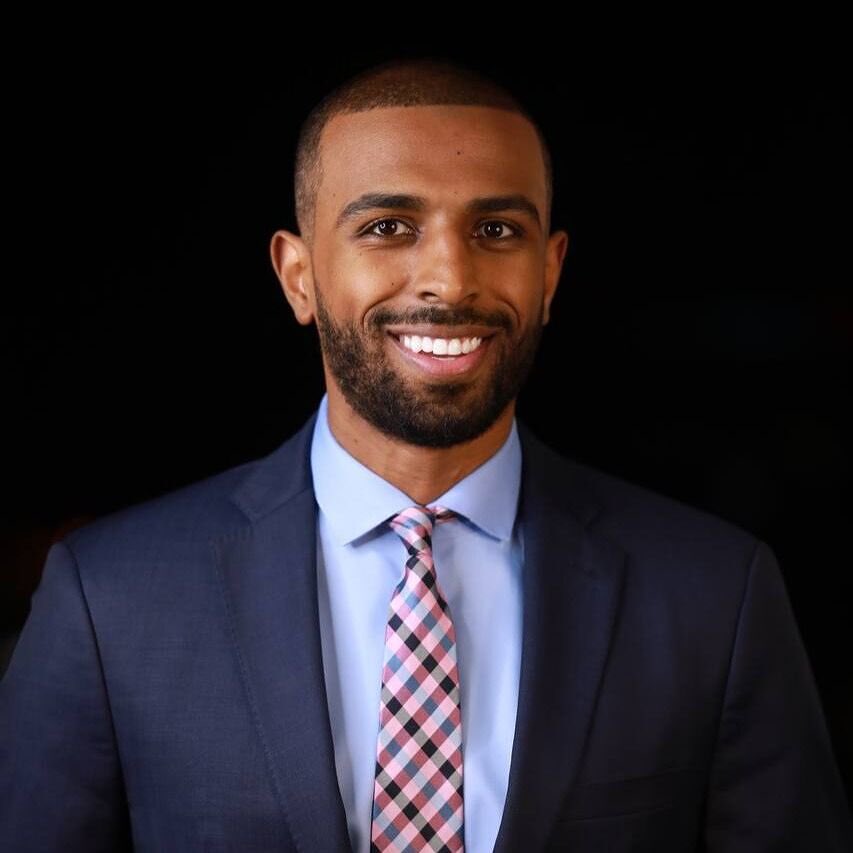 holisticbaddie's tweet photo. This man wrote this book. This is the type of men who are ruining society. And this is the type of man that got rejected once in his life and now hates all women. Disgusting. https://t.co/f73qagxURN