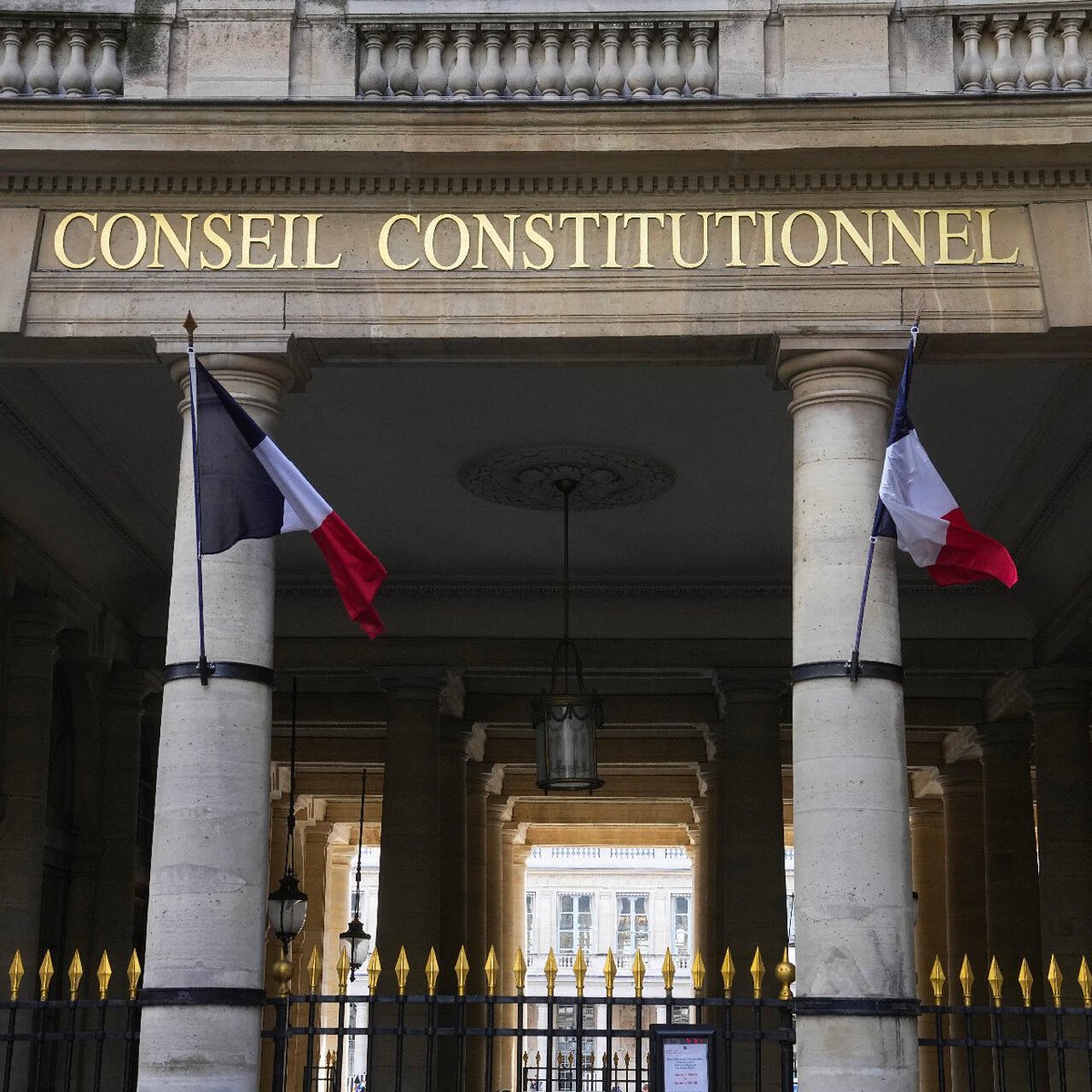 AltcoinsFrance's tweet photo. 🔴🇫🇷  L’INTERDICTION DES RÉSEAUX SOCIAUX AUX MOINS DE 15 ANS CENSURÉE EN FRANCE 

Le Conseil constitutionnel vient de censurer la mesure qui devait interdire l’accès aux réseaux sociaux aux mineurs de moins de 15 ans.

Les Sages considèrent notamment que :

→ L’interdiction était trop générale et disproportionnée

→ Elle portait une atteinte excessive à la liberté d’expression et de communication

→ Le système de vérification de l’âge n’offrait pas suffisamment de garanties pour la vie privée

⚠️ L’interdiction ne pourra donc pas entrer en vigueur sous sa forme actuelle.