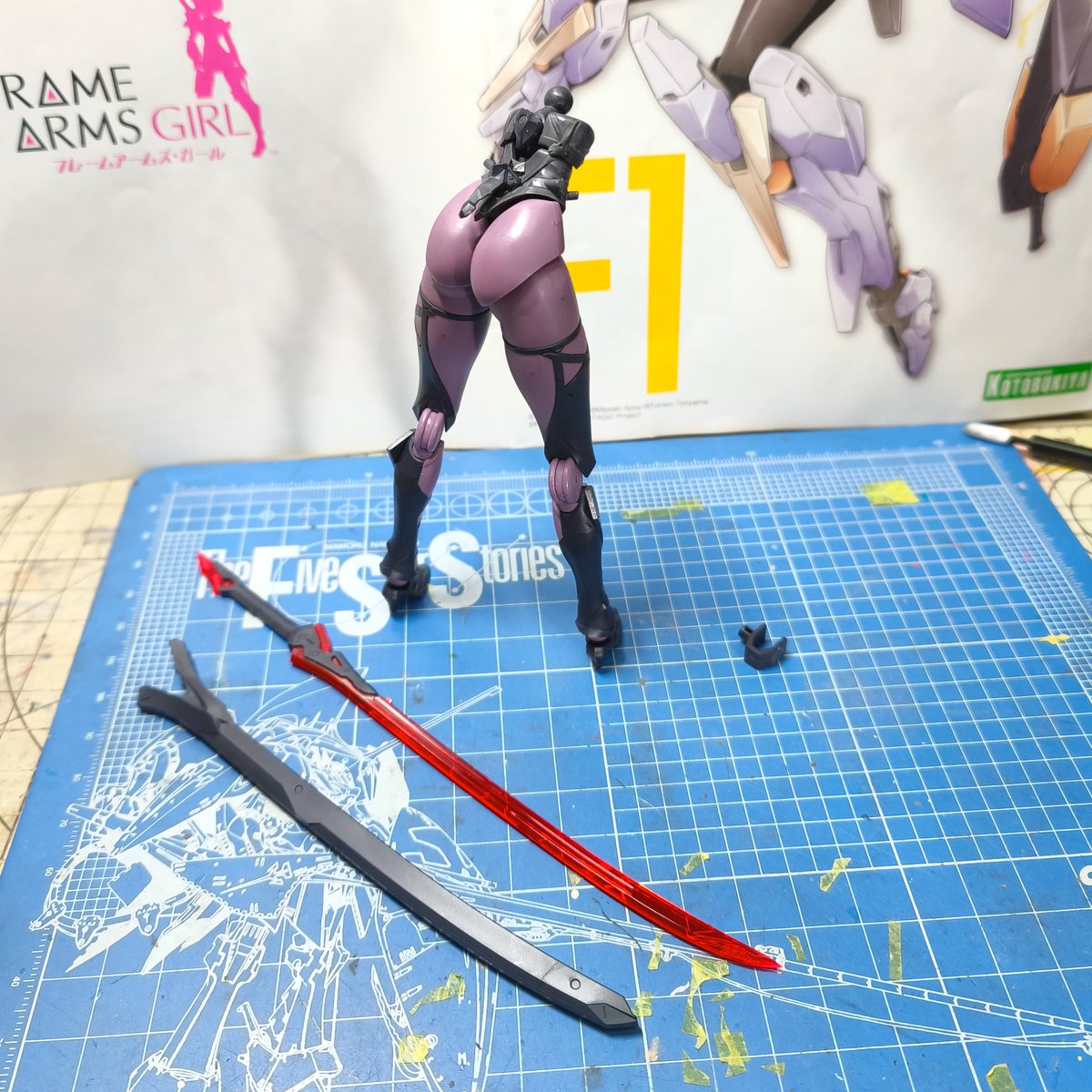 shivataka19's tweet photo. ごきげんよう。
#メガロマリア 篝火真理亜です。
時間掛かりましたけど下半身と刀も組み上げました。
可動箇所多いし範囲も広いですね…ついつい遊んでしまいます(⁠^⁠^⁠)

今宵はここまで。
後はスカート組付けて上半身と繋いだら完成ですね。

#SummerモデリングT製作会2026 https://t.co/6BN8rSHmFB