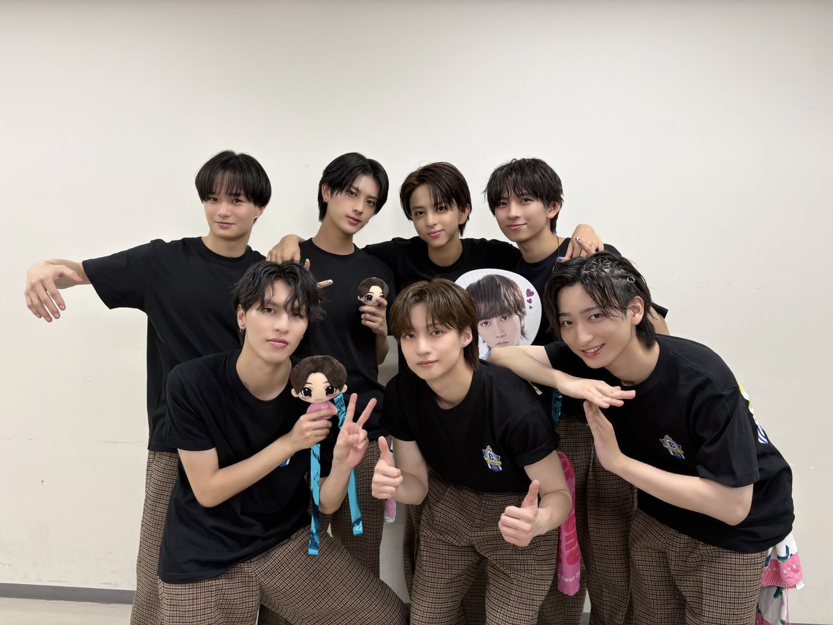 ICEx_official's tweet photo. ＼ #エビライ2026  2学期‼️／
ありがとうございました！✨

ICEx本日の披露楽曲はこちら！
😡「プン☆ジェラ」
https://t.co/fnGwW3OCQE
☁️「青と白」
https://t.co/dbrCdMYL8x

誰だ！？あの水色の制服の子！✨
可愛すぎる💘カッコ良すぎる！
と思った方はこちら！
https://t.co/9OCiFBJbeR

2日目も最高な盛り上がりをありがとうございました！
まだまだ楽しみましょう！！

#COOLer #EBiDAN